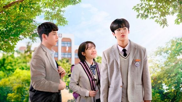Tudo muda com a chegada de Woo Dae-sung (Yeo Hoe-hyun), um nadador recém-transferido de escola, que se aproxima de Sol-i e não esconde seu interesse