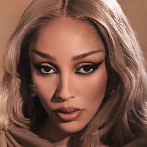 A maquiagem de Doja Cat, assinada por Ivan Núñez, destacou uma pele rica e luminosa com o Hyper Real Serumizer e o SkinCanvas Balm, criando base perfeita para o glow