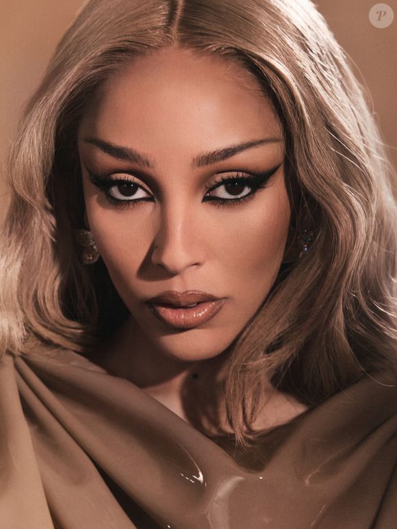 A maquiagem de Doja Cat, assinada por Ivan Núñez, destacou uma pele rica e luminosa com o Hyper Real Serumizer e o SkinCanvas Balm, criando base perfeita para o glow