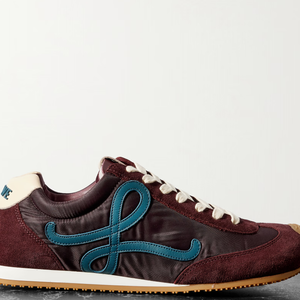Segundo apuração do Purepeople realizada em dezembro de 2025, o Ballet Runner 2.0, da Loewe, estava disponível por R$ 8.242 na loja brasileira da Farfetch. O modelo combina couro Shell Cordovan, painéis de camurça e tecido