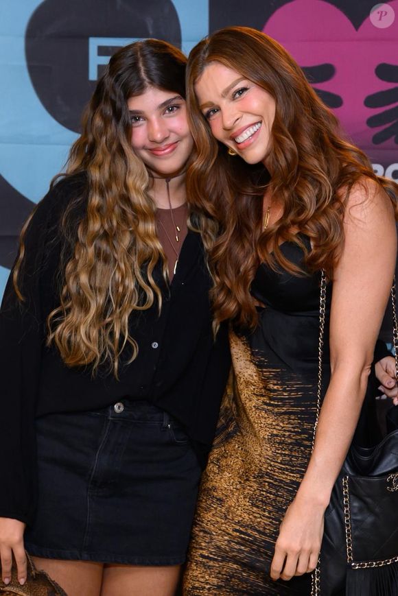 Sofia aparenta estar com a mesma altura da mãe, Grazi Massafera