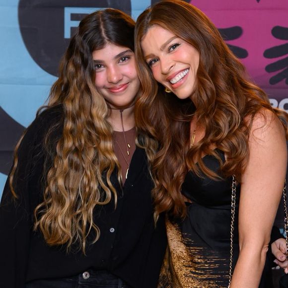 Sofia aparenta estar com a mesma altura da mãe, Grazi Massafera