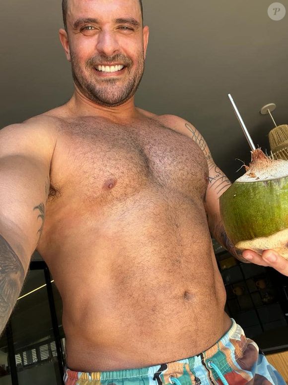 Recentemente, Diogo Nogueira mostrou o resultado do shape todo definido na web