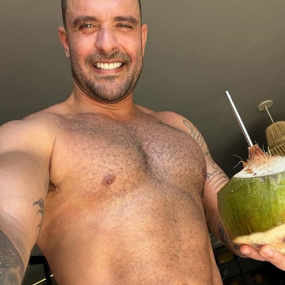 Recentemente, Diogo Nogueira mostrou o resultado do shape todo definido na web