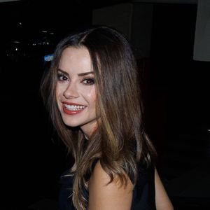 Sandy aposta em look all black com calça de couro e exibe elegância atemporal aos 43 anos