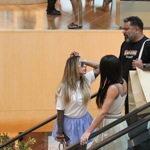 Rafaella não hesita em incorporar elementos modernos e audaciosos em seu guarda-roupa, como transparências, botas de cano alto e bucket hats. ​Seja em eventos formais ou momentos casuais, ela adapta seu estilo para se adequar à ocasião, mantendo sempre uma aparência elegante e atual.