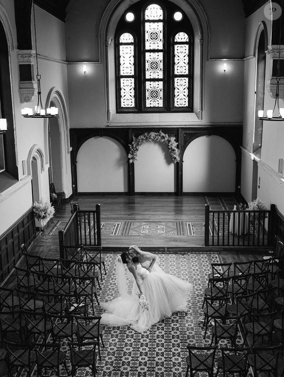 O casamento de Talita Araújo e Isla Wolfe aconteceu em uma capela do século 18 da The Abbey, espaço localizado na Irlanda e dedicado a celebrações de casamento