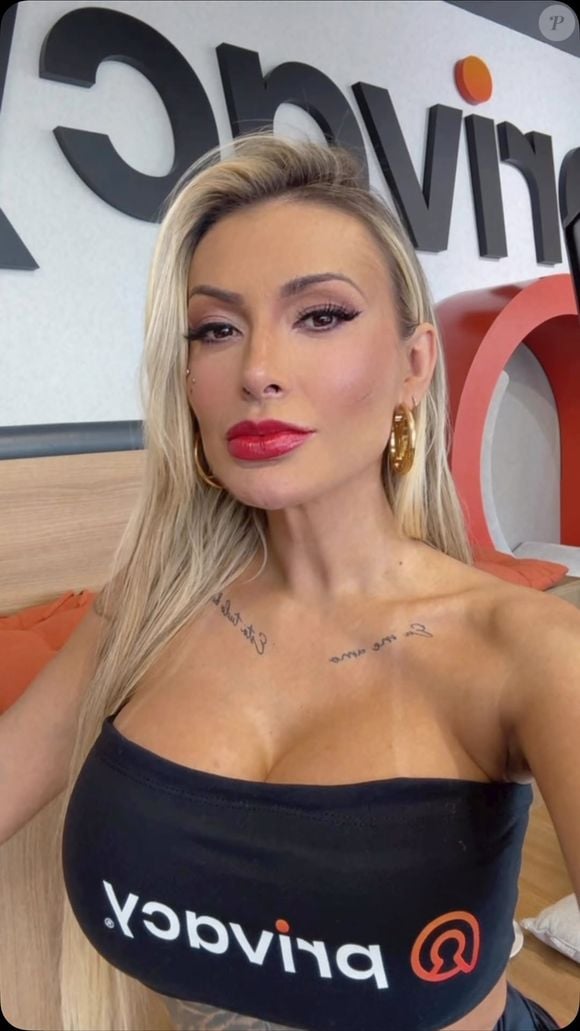 Andressa Urach fatura milhões com a venda de pornô na Privacy