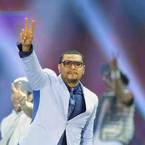 Naldo Benny também nasceu em 19 de abril, alguns anos mais tarde, em 1979; o cantor é natural do Rio de Janeiro