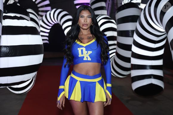 Pocah encarnou uma líder de torcida sexy