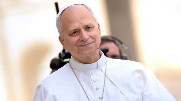 O papa Leão XIV teve câncer de pulmão confirmado após cirurgia para retirada do lobo inferior do pulmão direito. O estágio da doença e a necessidade de tratamentos complementares ainda não foram divulgados pela Santa Sé