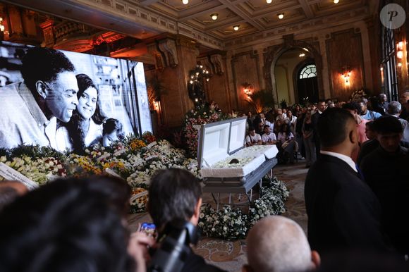 Telão com imagens especiais de Preta Gil ao lado do pai, Gilberto Gil, no velório da cantora, no Theatro Municipal do Rio de Janeiro.
