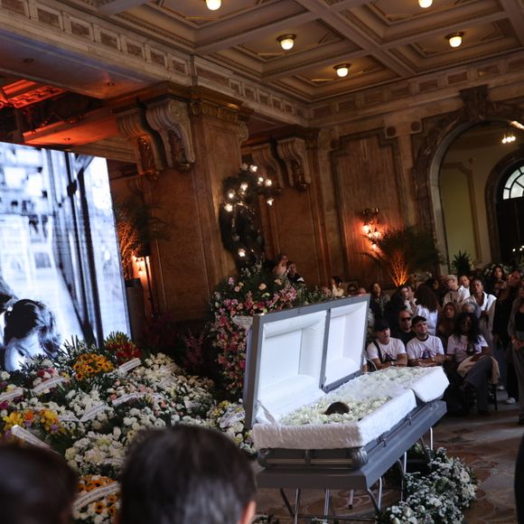 Telão com imagens especiais de Preta Gil ao lado do pai, Gilberto Gil, no velório da cantora, no Theatro Municipal do Rio de Janeiro.