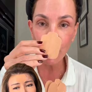 Carolina Ferraz apresentou Margot Yang nas redes sociais e afirmou que a especialista em técnicas faciais, filha de coreanos, "sabe tudo sobre Taping facial" e ensina cuidados naturais para a pele