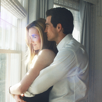 Um dos casais mais emblemáticos dos anos 1990 virou série: nasci nos anos 2000 e estou viciado na história de John F. Kennedy Jr. e Carolyn Bessette; 5 motivos para você ver!