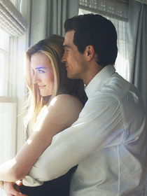 Um dos casais mais emblemáticos dos anos 1990 virou série: nasci nos anos 2000 e estou viciado na história de John F. Kennedy Jr. e Carolyn Bessette; 5 motivos para você ver!