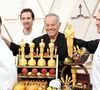 Todo ano, após a cerimônia do Oscar, uma nova celebração toma forma: o Baile dos Governadores. Este evento reúne estrelas de Hollywood para desfrutar de um banquete preparado pelo renomado chef Wolfgang Puck.