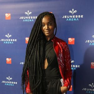 Iza usou look descolado para assistir show da banda Green Day em 2017