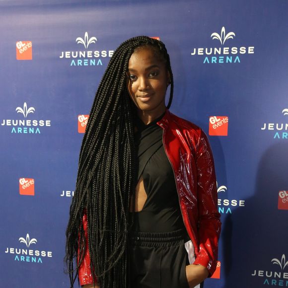 Iza usou look descolado para assistir show da banda Green Day em 2017