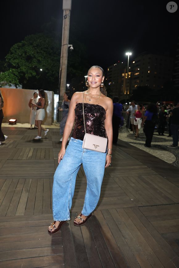 Sheron Menezzes escolheu uma calça wide leg e abusou das lantejoulas no look para curtir Shakira