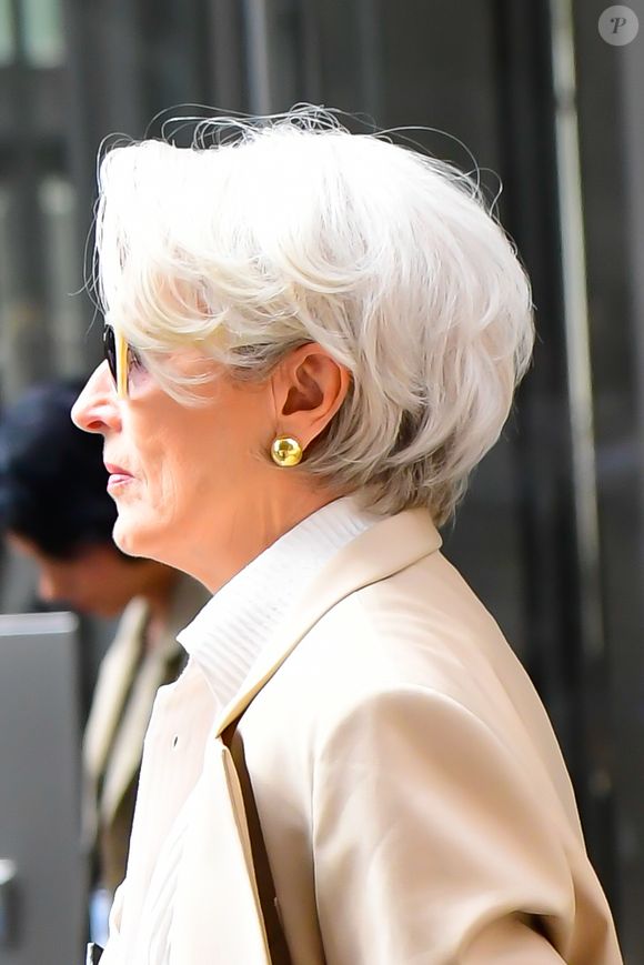 Meryl Streep em 'O Diabo Veste Prada 2': a atriz é outra famosa que não pinta os fios e mostra a cor natural deles em cena