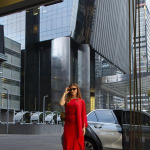 Vestidos exuberantes fazem parte do figurino de Arminda (Grazi Massafera) em 'Três Graças'