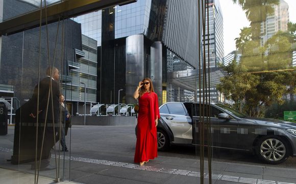Vestidos exuberantes fazem parte do figurino de Arminda (Grazi Massafera) em 'Três Graças'