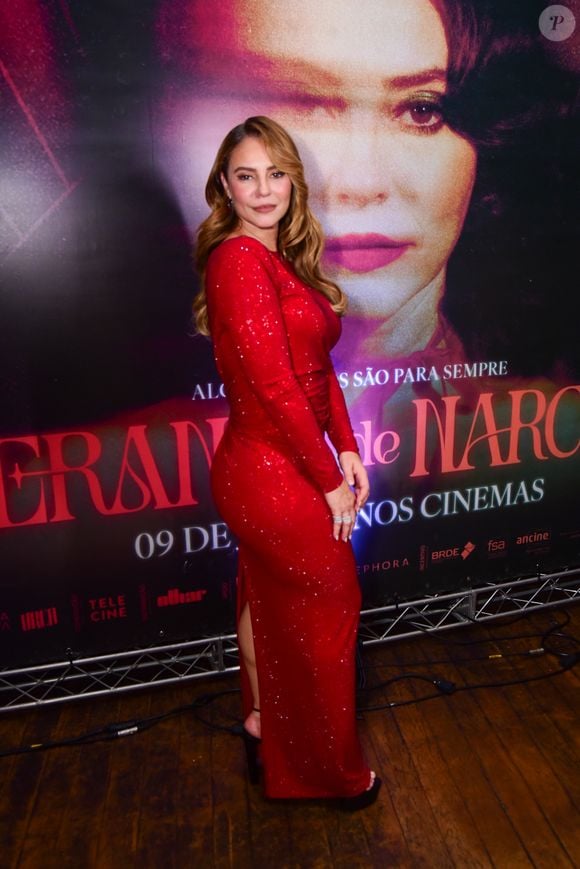 Paolla Oliveira apostou em um visual inspirado no glamour clássico para a pré-estreia de Herança de Narcisa, usando vestido vermelho de brilho intenso, fenda e joias minimalistas
