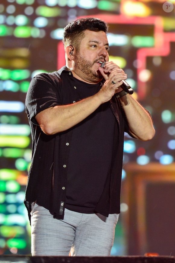 "Dona Anita deixa 5 filhos, 11 netos e 2 bisnetos. A família optou por não divulgar local e horário das homenagens finais, para que seja uma despedida íntima", informou o comunicado