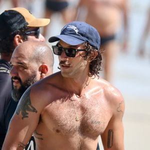 Chay Suede deixou à mostra seu corpo definido em cliques de um paparazzo