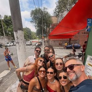 Lucas Lima e a namorada, Nina Forlin, curtiram um bloco de Carnaval entre amigos