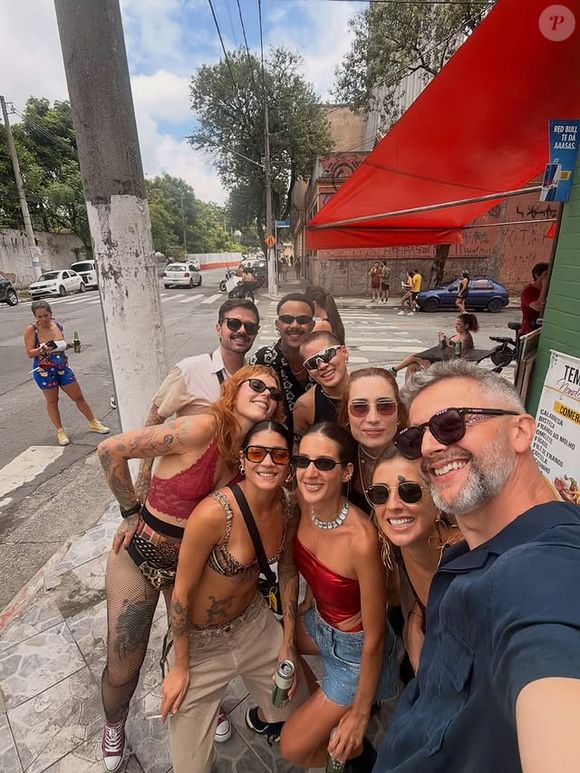 Lucas Lima e a namorada, Nina Forlin, curtiram um bloco de Carnaval entre amigos