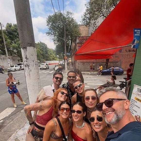 Lucas Lima e a namorada, Nina Forlin, curtiram um bloco de Carnaval entre amigos