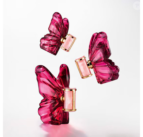 O tradicional frasco em formato de borboleta da La Bomba Intensa ganhou uma nova interpretação em vermelho framboesa, uma das cores mais emblemáticas da Carolina Herrera