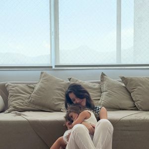 Um dos cantinhos mais acolhedores do apartamento de Nathalia Dill tem como destaque um amplo sofá off-white, que aparece em registros da atriz ao lado da filha, Eva. O móvel reforça a proposta clean da decoração e ajuda a criar um ambiente confortável para os momentos em família, cercado por tons claros e objetos decorativos delicados