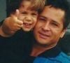 Foto do cantor Zé Felipe com o pai, Leonardo, na infância.