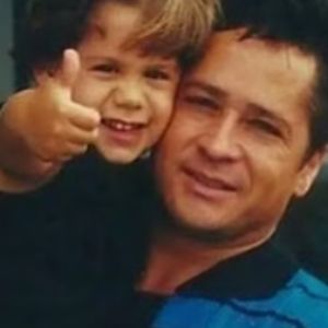 Foto do cantor Zé Felipe com o pai, Leonardo, na infância.