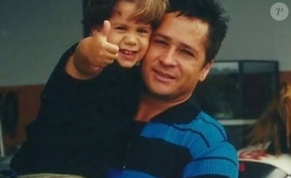 Foto do cantor Zé Felipe com o pai, Leonardo, na infância.