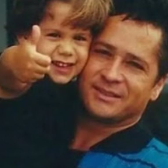 Foto do cantor Zé Felipe com o pai, Leonardo, na infância.