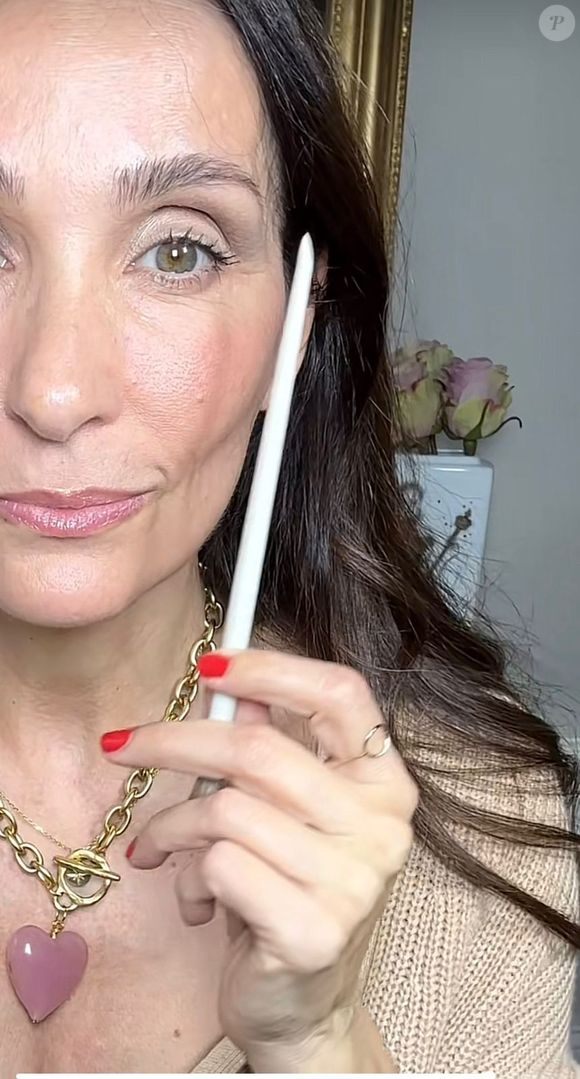 De acordo com a maquiadora Susana Marín, tons claros aplicados na pálpebra móvel ajudam a ampliar o olhar, enquanto os escuros criam profundidade no côncavo. A combinação correta pode transformar completamente o resultado final da maquiagem