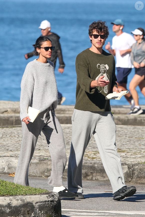 Bruna Marquezine transforma look básico em tendência durante passeio com Shawn Mendes