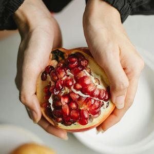Presentear alguém com romã expressa o desejo de abundância e bons frutos na vida de quem recebe