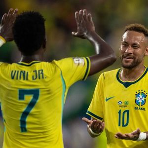 Neymar foi consolado por Vini Jr. e outros jogadores