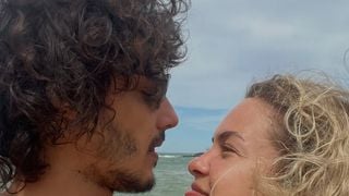 Namorado de Lua Blanco por 10 anos abre baú de fotos com atriz e quebra silêncio após morte precoce da famosa: 'A nossa história está escrita, e ela nada nos tira'; Leandro Soares ganha apoio do pai da ex-Rebeldes