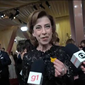 Fernanda Torres ganhou um Pikachu e exibiu no Tapete Vermelho do Oscar 2025