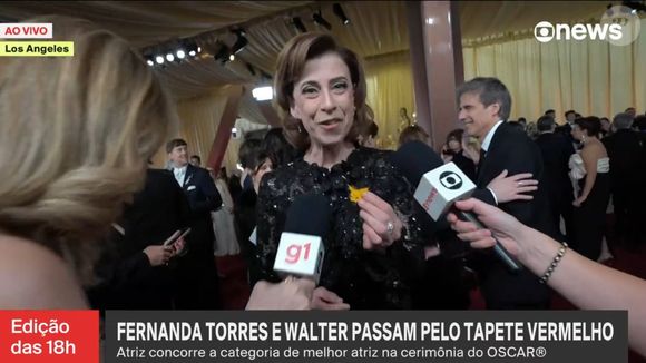 Fernanda Torres ganhou um Pikachu e exibiu no Tapete Vermelho do Oscar 2025