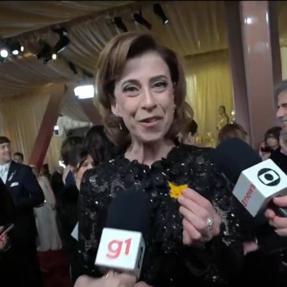 Fernanda Torres ganhou um Pikachu e exibiu no Tapete Vermelho do Oscar 2025