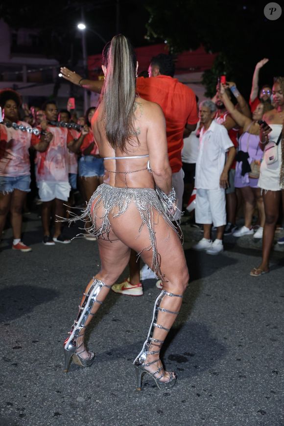 Viviane Araújo exibiu o bumbum no ensaio do Salgueiro para o carnaval 2025