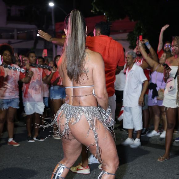Viviane Araújo exibiu o bumbum no ensaio do Salgueiro para o carnaval 2025