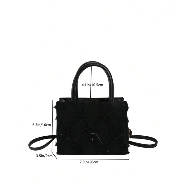 Compacta, a bolsa tem 20 centímetros de largura por 16 de altura